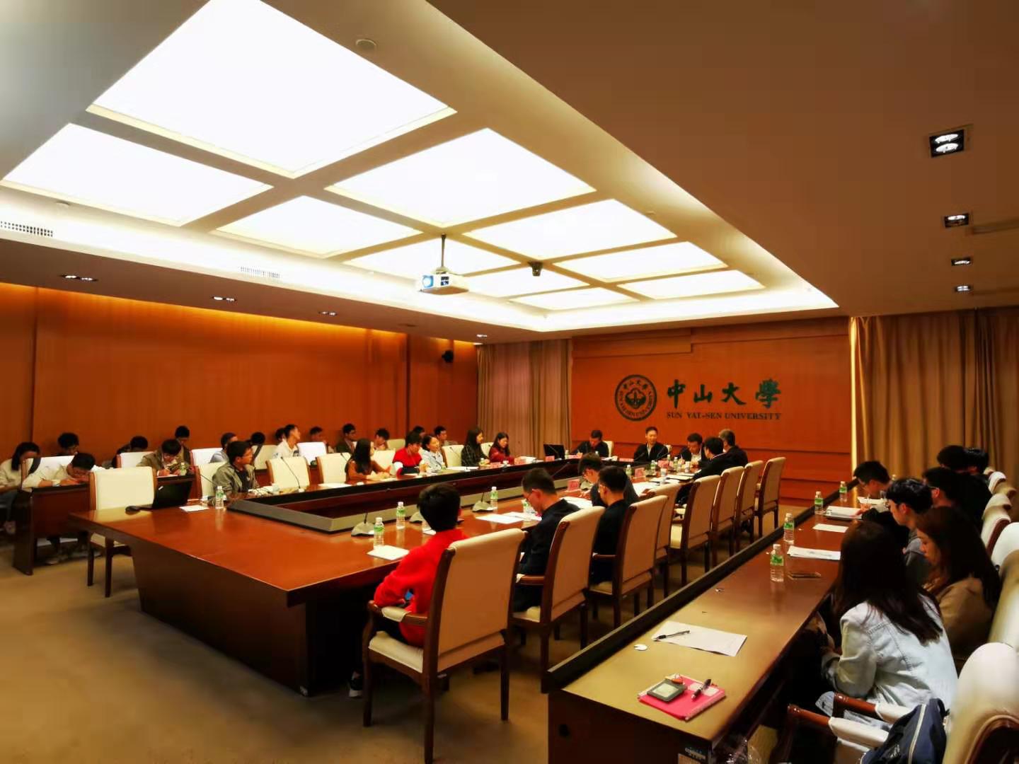 尹浩院士与师生们亲切交流