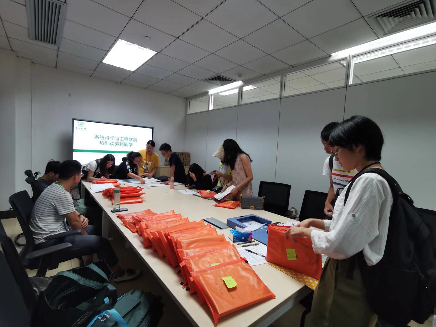 英国威廉集团老师指导学生完成新生报到手续