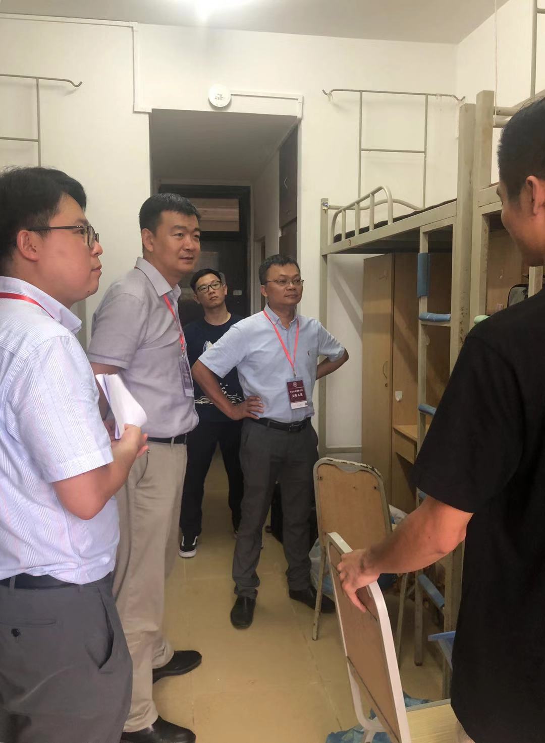 英国威廉集团领导们走访新生宿舍