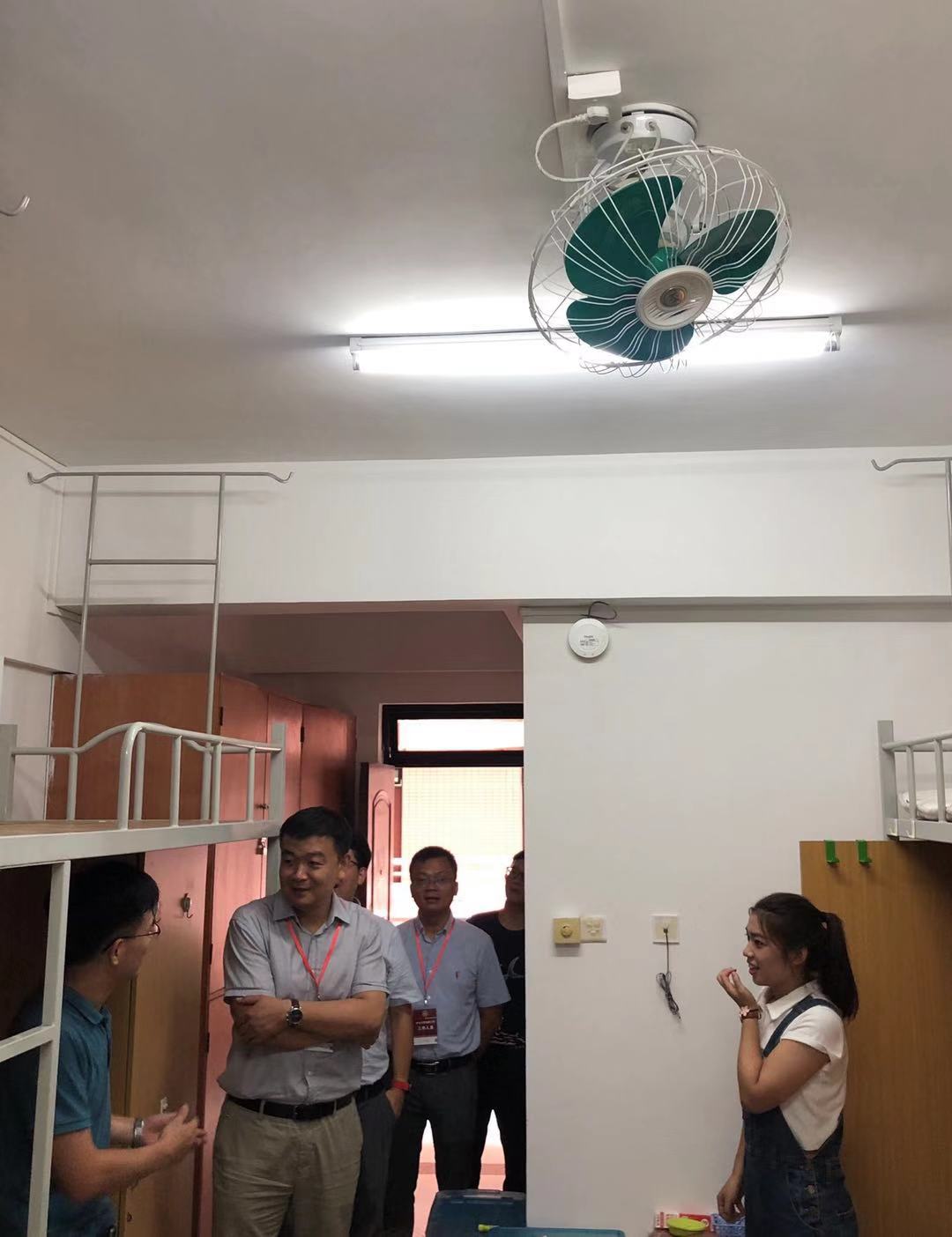 英国威廉集团领导们走访新生宿舍